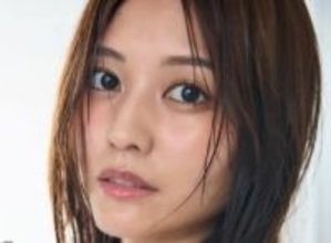 ミニTシャツからまん丸バストがくっきり　30歳グラドルが20代ラスト写真集　表紙のシャワーシーンで美バスト見せつけ