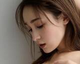 「難関大卒の28歳モデル　ギリギリ肌見せランジェリー姿　１stフォト&スタイルブック『雨のち、サチ。』」の画像1