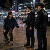 「人けのない夜間の駅前　スケボーの練習に励む学生に警察官が注意「すぐに移動しなさい」　犯罪者扱いされ納得いきません【弁護士が解説】」の画像1