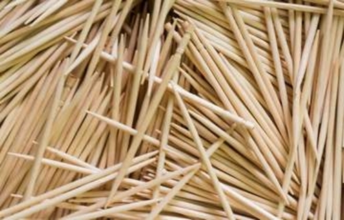 爪楊枝を作る時に大量発生した削り粉「引き取り手がなく…」→「ほしい」SNSでつながった国産爪楊枝メーカーと農家