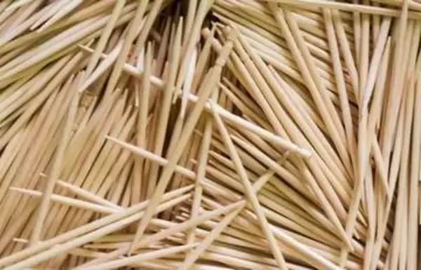 爪楊枝を作る時に大量発生した削り粉「引き取り手がなく…」→「ほしい」SNSでつながった国産爪楊枝メーカーと農家