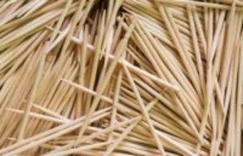 爪楊枝を作る時に大量発生した削り粉「引き取り手がなく…」→「ほしい」SNSでつながった国産爪楊枝メーカーと農家