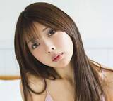 「チャームポイントは「おへそ」　人気レースクイーンの濡れ髪笑顔に沼落ちしそう　危うい透明感秘めたデジタル写真集」の画像1