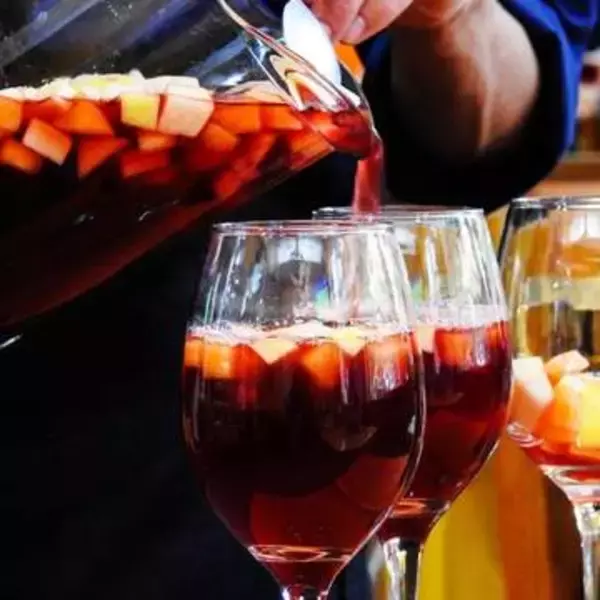 来客に大好評だった自家製サングリア　「違法だよね？」とグラスに手を付けない友人　酒造法違反に問われないか心配です【弁護士が解説】