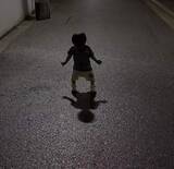 「「ついてくる、怖い〜」生後11カ月の息子、夜道で初めて自分の影を発見→最後には……「人生1周目すぎて可愛い」」の画像1