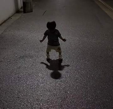 「ついてくる、怖い〜」生後11カ月の息子、夜道で初めて自分の影を発見→最後には……「人生1周目すぎて可愛い」
