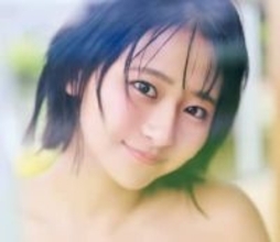 バスケ美女の引き締まった健康ボディ　浜辺のセクシ－ビキニで視線をくぎ付け