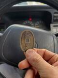 「江戸時代の古銭「天保通宝」　トヨタ車ハンドルのエンブレムに重ねたら…まさかのピッタンコ！　偶然の一致に親子大はしゃぎ」の画像1