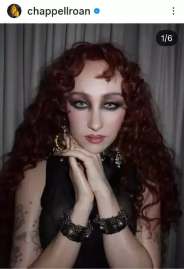 「わお、わお、わお」LGBT公表の28歳米歌手、後ろ丸見え大胆ドレス「地球上で最も美しい」「あなたに夢中！」