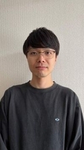一般男性がプロに「アー写」を撮ってもらったら…服も場所も同じなのに、まるで別人！「意識高そう」「何かやってそう」
