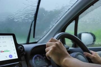運転中、ゲリラ豪雨に遭遇した時の対処法は　もし車が浸水したら？ 注意が必要な場所は？ 事前にできる予防策も紹介