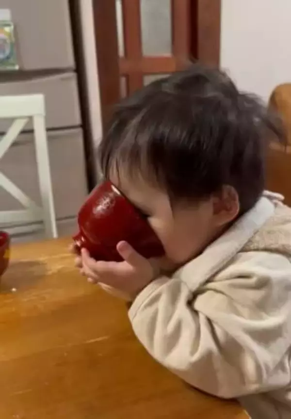 ばぁばの味噌汁で……1歳の息子の様子がおかしい！？　初めて見る光景に、母びっくり「ばぁば嬉しいでしょうね」