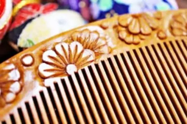 100均で「くし」を買ってアレンジ……10年経ったら！？　仕上がりに「心震える」「スゴすぎませんか」