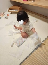 「ついにやりよった…」10カ月娘の周りに大量のティッシュ散乱　母がセリアのアイテムで反撃「めっちゃ天才！」「これは発想の勝ち」