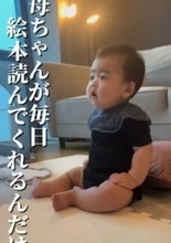 生後7カ月の赤ちゃん、「さぁどうぞ」で果物をパクリ！でも、”味がしない”…困惑する表情に「可愛すぎます！」「たまらん♡」