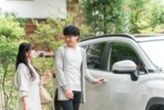 パートナーが「高級車」に乗っていたら…男性は「経済的に余裕がありそう」、女性は？