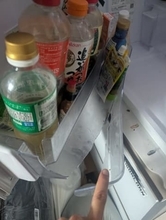 「冷蔵庫直った！」庫内のケースが大きく割れて…大胆な修理方法に驚き「発想が天才すぎる」