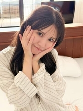 美尻際立つ四つんばいポーズ　岡本彩夏、1st写真集「すきだらけ」カット解禁し4択質問　「全部好きだよ！」「どれも素敵」