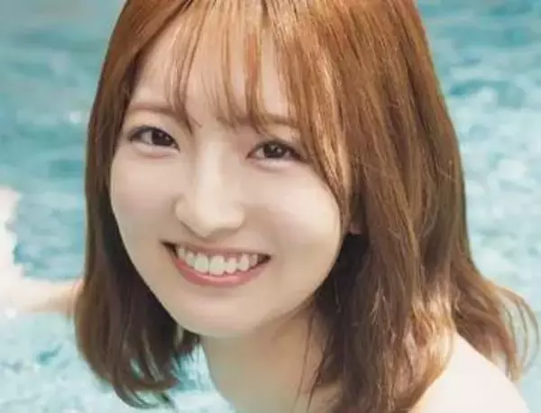 ブラの肩紐外して誘惑目線　美尻あらわのTバックショット　28歳のカープ女子がさらした“無防備ボディ”　「たくさんの初めてを一緒に感じて」