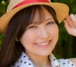 元歯科助手グラドルはEカップのトランジスタグラマー　柔らかバストやまん丸ヒップに迫った1stDVD　「お気に入りは競泳水着とベッドシーンでの花柄ふりふり衣装です」