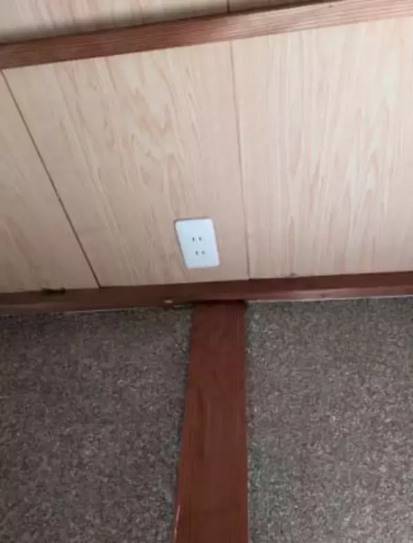 使いにくいけどなぜ？「コンセントがほとんど天井に…」古民家に引っ越し電源を探すと仰天　Xで32万表示「嫌がらせ？」「ホコリは溜まらなそう」