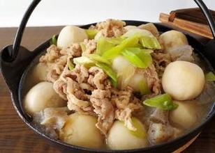 山形「日本一の芋煮会フェスティバル」はまるで工事現場！　巨大鍋で煮込む芋煮をすくうのは重機ショベル