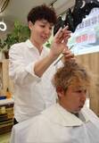 「マッシュウルフ×スクリューパーマ　岡山県井原市の理容師・安井さん“３度目の正直”で全国理容競技大会で頂点に」の画像1