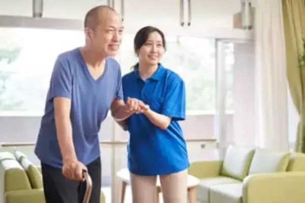 82歳母が骨折して入院…知的障害の48歳弟の生活は？　仕事と介護を抱える姉が直面した「親なきあと」問題　グループホーム費用の目安は【社会福祉士解説】