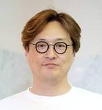 「「このままでは60歳まで生きられない」医師に告げられた歌手、トレードマークのメガネを外した姿が話題　「なしでも最高」「かわいい笑顔」」の画像1