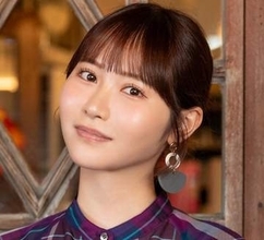 赤いドレスの下は……えっ！？　セクシー女優がデビュー6周年記念写真集