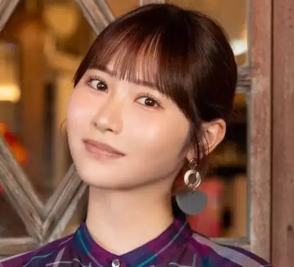 赤いドレスの下は……えっ！？　セクシー女優がデビュー6周年記念写真集