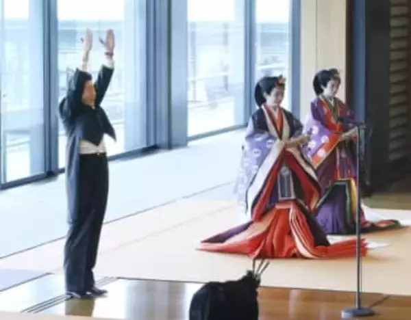 安倍首相の万歳「正しい」の？…即位礼で注目「手のひらを内側に」ウソなのに広まるワケ　研究者に聞く