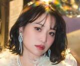 「バブリーな羽飾り衣装で開脚　見返りポーズのまん丸ヒップで悩殺　元AKB美女、写真集「ランジェリーナ」で見せる魔性の色香」の画像1