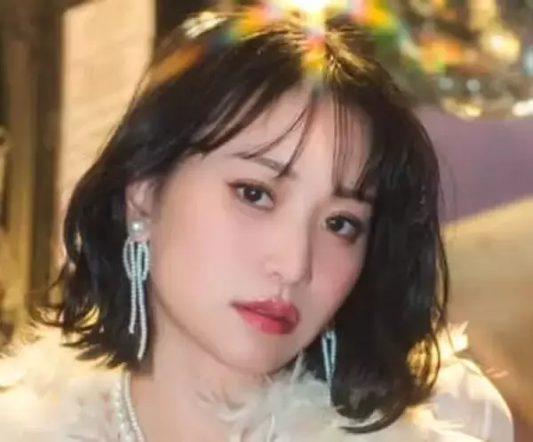 バブリーな羽飾り衣装で開脚　見返りポーズのまん丸ヒップで悩殺　元AKB美女、写真集「ランジェリーナ」で見せる魔性の色香