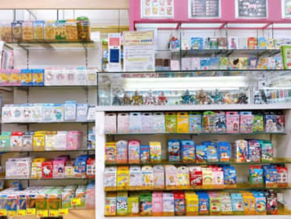 「ラインナップすご！」調剤薬局の店頭に約100種…子どもが欲しがるアイテム、圧巻の品ぞろえ「専門店かと思った」「大人もワクワク」