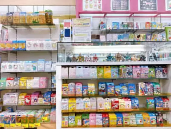 「ラインナップすご！」調剤薬局の店頭に約100種…子どもが欲しがるアイテム、圧巻の品ぞろえ「専門店かと思った」「大人もワクワク」