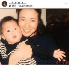 「お母さん寄りのカッコいい女に育つとは」　母は有名女優　シンガーソングライター優河、34歳の誕生日に親友とツーショット
