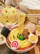 「アイロンビーズでラーメンをつくりました」お箸で持ち上げた麺まで再現　チャーハン、餃子まで並ぶ完成度に「王将行きたくなってきた」