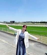 「女子大生かと思った」42歳元めざましアナ…肌見せ＆ミニスカ姿に驚きの声相次ぐ「20代に見える」「年齢ありえない」