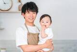 「男性の育休取得率が初の5割超……制度整備から「復職後も活躍できる組織づくり」のフェーズへ」の画像1