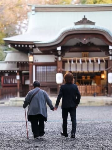 「本当に優しい子に育ちました」成人式の朝、祖母の手を取り氏神様へ—息子の後ろ姿に母が胸いっぱい、SNSに感動の声続々