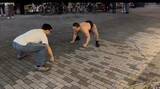 「夜の新宿にまわし姿の男性、ロープで即席土俵→通行人と本気の取り組み　「終電逃させ屋だ」と反響…正体は大相撲経験者の「野生の力士」」の画像1
