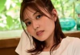 ミニTシャツからまん丸バストがちらり　29歳のくびれ女王が艶ボディで悩殺　20代ラスト写真集は大胆カットの連続