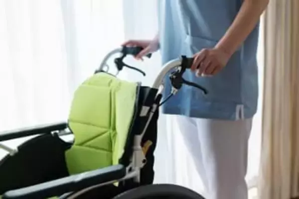 義母が脳梗塞で要介護、45歳女性は退職寸前で救われた　93日休業＋給付最大107万円…知らないと離職も　両立を支えた3制度【社会福祉士が解説】