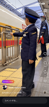 背筋をピンと伸ばし、ビシッと指差し確認…7歳の「こども駅員」が話題　本物の職員を観察して磨いた動きに「もうプロにしか見えない」