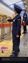 背筋をピンと伸ばし、ビシッと指差し確認…7歳の「こども駅員」が話題　本物の職員を観察して磨いた動きに「もうプロにしか見えない」