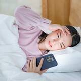 「睡眠前のスマホ、安眠対策のブルーライトカットメガネは効果なし？　目への影響 結局のところどうなの【睡眠専門医が解説】」の画像1