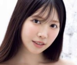 ゲーム配信者としても活躍の美女　立派に育った巨弾ボディ　バンドゥビキニ姿でセクシーポーズ連発