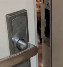 「怖い…」ドアの隙間から見てくる「ストーカー」まさかの正体とは？小さな頃はチヤホヤされ、大きくなって捨てられた…悲しい過去と愛に包まれた今