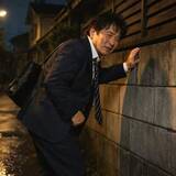 「「誰も見てないし…」人けのない路地裏　民家の塀に放尿したほろ酔い会社員　数日後、警察からの電話で真っ青に！【弁護士が解説】」の画像1